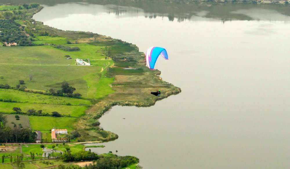 Sobrevolando la laguna de Yahuarcocha en monoplaza